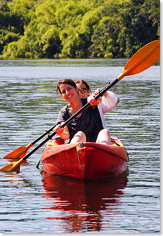 In Zweierkayaks wird nun der Tatai erobert. Durch seine Strmung macht es der Fluss uns leicht. So bleibt ...