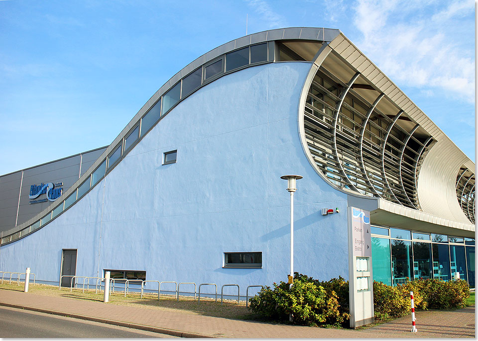 Sturmflutenwelt Blanker Hans in Bsum. Das Haus wurde in Form einer Welle erbaut.