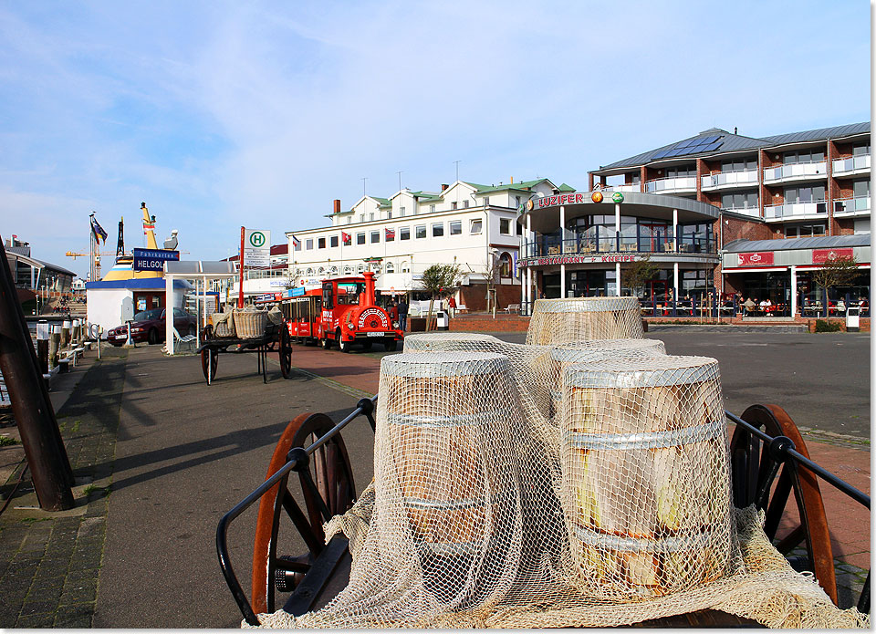 Am Hafen von Bsum. Bsum liegt direkt an der Nordsee, ist seit dem 19. Jahrhundert Seebad und nach bernachtungszahlen nach Sankt Peter-Ording und Westerland der drittgrte Fremdenverkehrsort an der schleswig-holsteinischen Nordseekste.