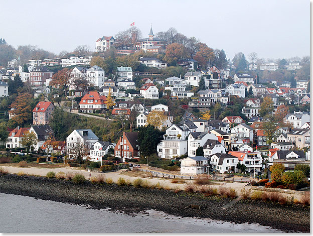 Hamburgs Nobelvorort Blankenese wird an Steuerbord passiert.