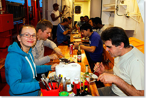 Frhliche Barbecue-Runde mit Zweiter Offizierin Iga.