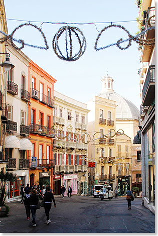 Weihnachtlich geschmückte Straße in Cagliari.