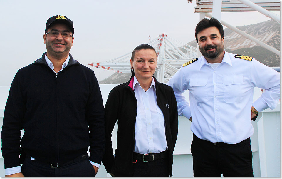 Gruppenbild mit Dame nach dem Einlaufen in Tanger. Marokkanischer Lotse (links), Chief Mate Karolina und Kapitn Biser Veselinov.