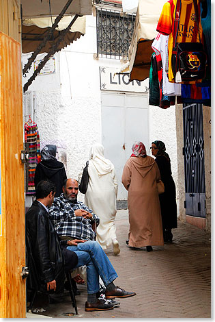 In einer der engen Gassen der-Medina von Tanger.