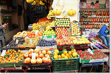 Die Landesfrüchte Marokkos appetitlich präsentiert.