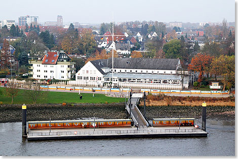 Die Schiffsbegrungsanlage Schulau wird passiert.