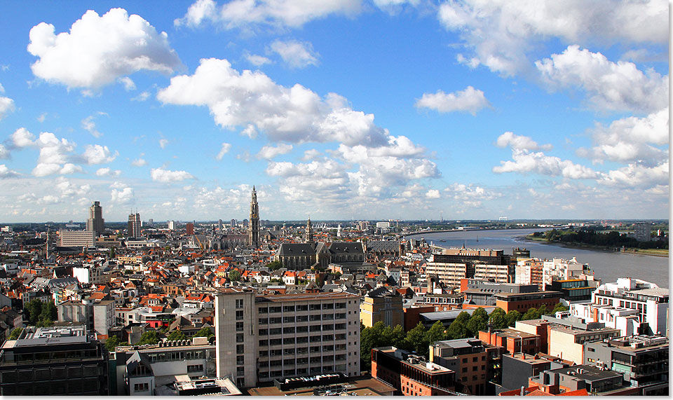 Blick auf Antwerpen und die Schelde vom Dach des Museums am Fluss.  