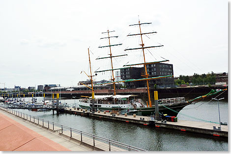 Im Europahafen auf ihrem vorlufigen Liegeplatz: die ALEXANDER VON HUMBOLDT. Die Bark dient heute bereits als Restaurantschiff. 