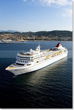 Die BRAEMAR, hier auf einer Reise im Mittelmeer, besuchte Bremen. Sie war nach neun Jahren das erste Kreuzfahrtschiff, das in der Hansestadt festmachte. 