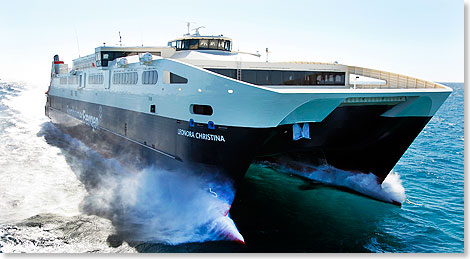 Die Schnellfhre LEONORA CHRISTINA steuert im Bornholm-Verkehr von Ystad den Hafen Rnne an.