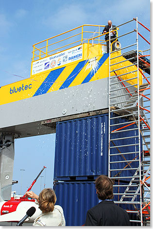 Texels Brgermeisterin, Francine Giskes, tauft im Hafen von Den Helder die BlueTEC Texel.
