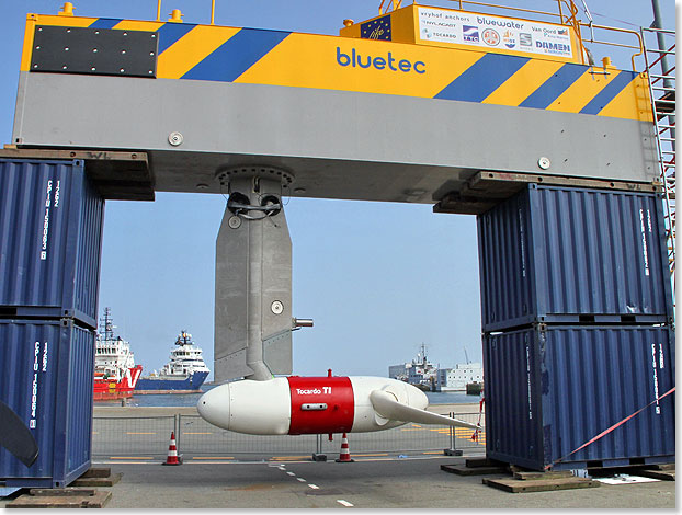 BlueTEC auf vier Containern aufgebockt im niederlndischen Hafen von Den Helder.