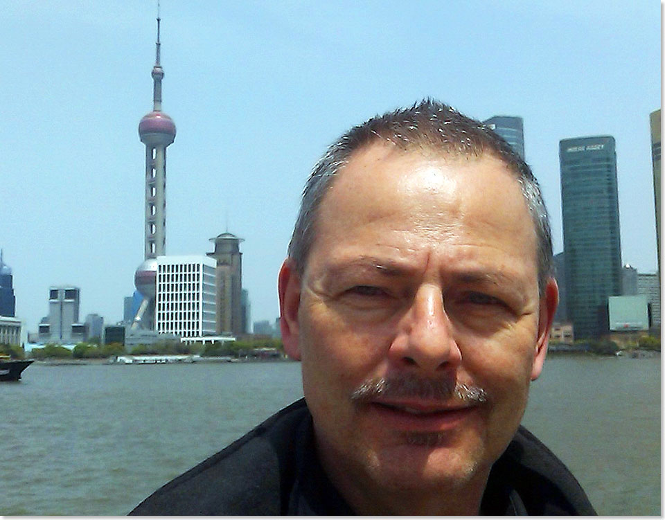 Der Stralsunder Kapitn Udo Wlms vor der Skyline von Shanghai.