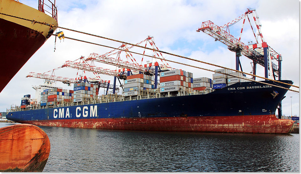 MS CMA CGM BAUDELAIRE im Containerhafen von Durban.