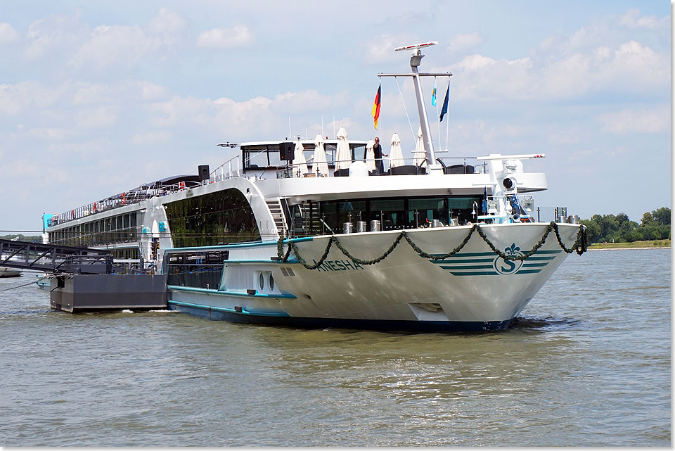 Die MS ANESHA startbereit am Anleger auf dem Rhein. 