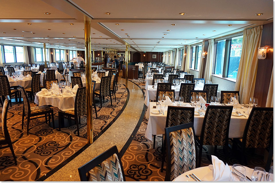 Das elegante Restaurant Vier Jahreszeiten erwartet die Gste.
