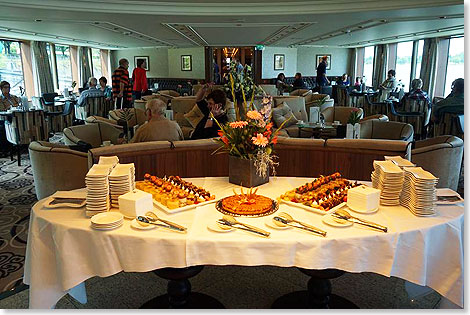 Zur Kaffee- und Teestunde ldt das Kuchenbuffet in die Panorama Lounge.