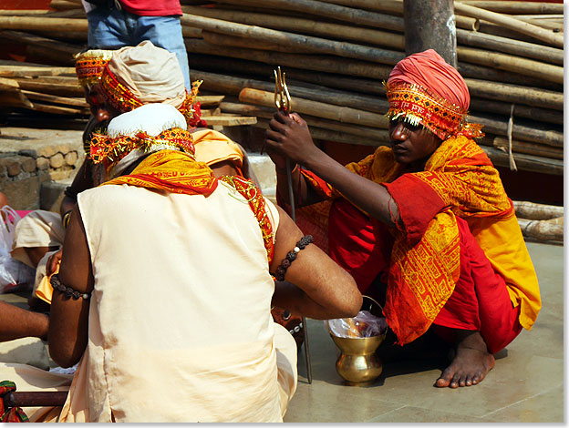 Priester im Kloster Kamakhya.