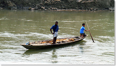 Ein Fischer und sein Sohn auf dem Brahmaputra.