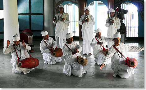 Musizierende Vaishnative-Priester.