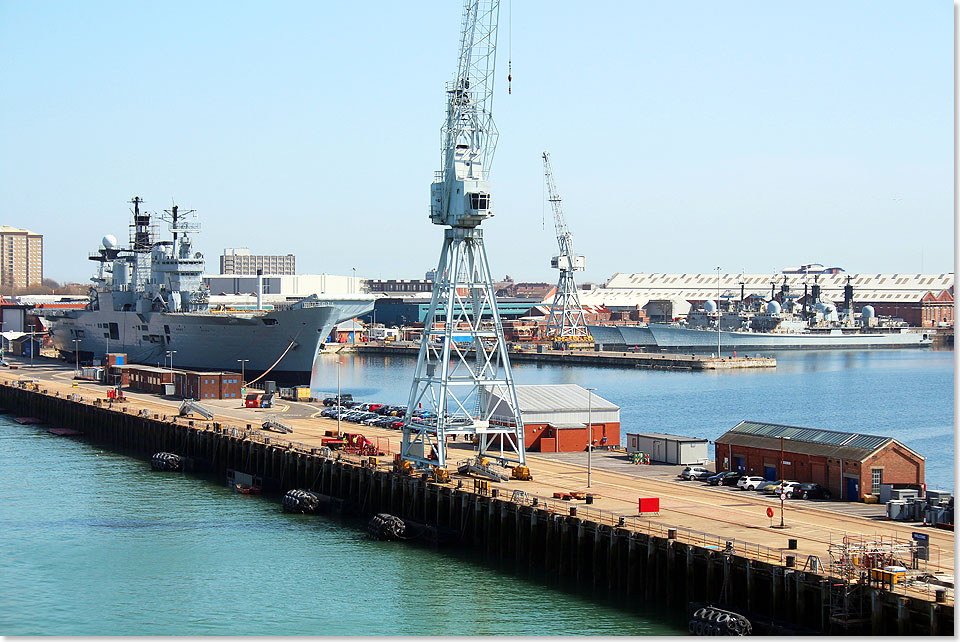 Marinebasis Portsmouth mit dem Flugzeugtrger ILLUSTRIOUS.