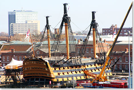 Nelsons VICTORY (1765) in ihrem Museums-Trockendock; gegenwrtig werden mit Hilfe von Krnen die Masten des Schiffes ausgebessert und erneuert.