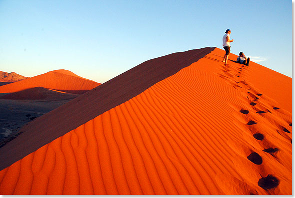 Wanderung ber die „Dne 42” im einzigartigen roten Sandmeer von Sossusvlei.