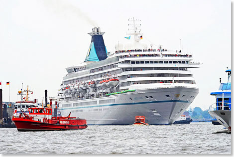 Die MS ARTANIA von Phoenix Reisen (Bonn) in Hamburg.