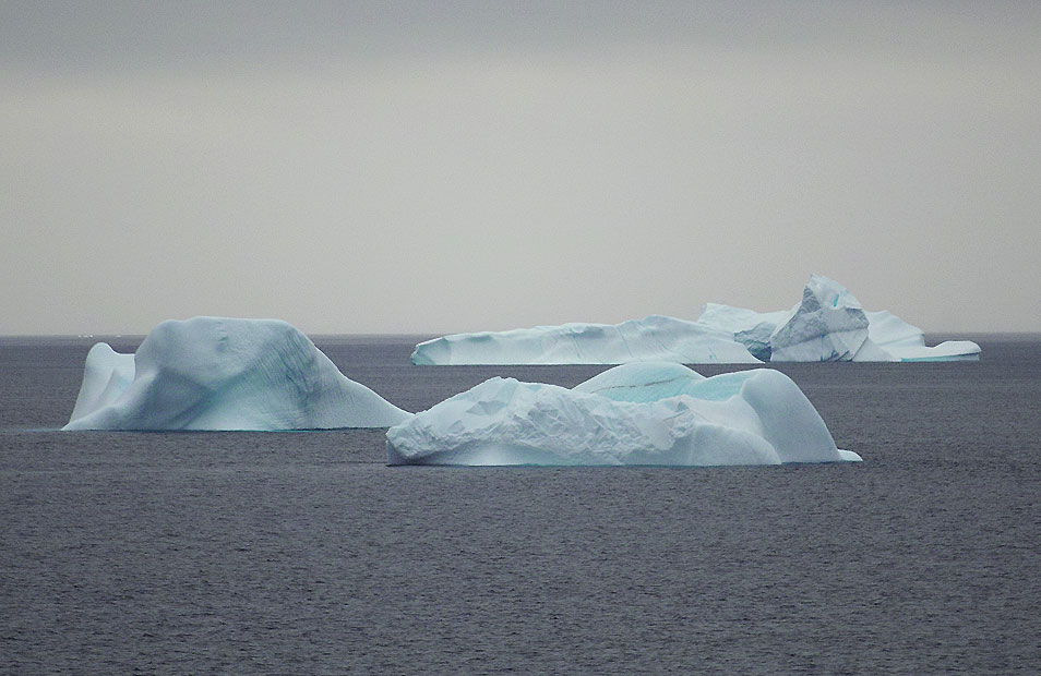 Diese blauen Eisberge scheinen abzuschmelzen, die dahinter nicht.