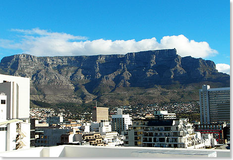 Blick aus dem Hotelfenster in der Innenstadt. Der Tafelberg zeigt sich in Kapstadt in ganzer Schnheit.