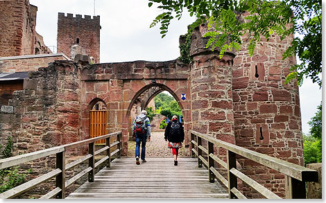 Die Ruine der Henneburg befindet sich am Maintalhhenringweg etwa 100 Meter ber dem rechtsmainischen Stadtprozelten am Sdrand des Spessarts.