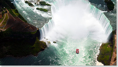 Das rote Boot ist das kanadische Ausflugsboot HORNBLOWER, das fast bis an die Niagara Falls heranfhrt. 