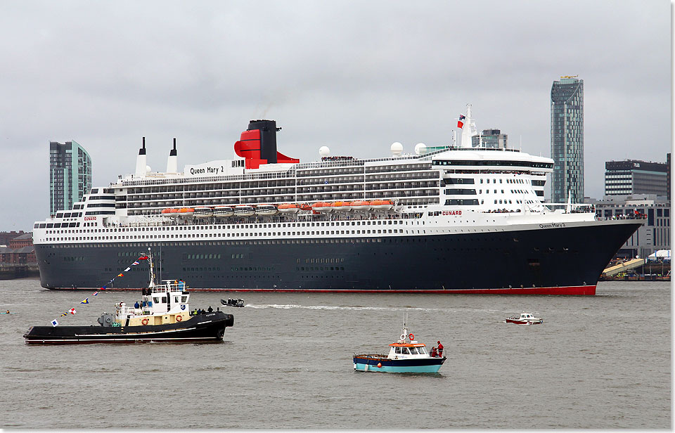 Die QUEEN MARY 2 einlaufend Liverpool am Vormittag des 25. Mai 2015.