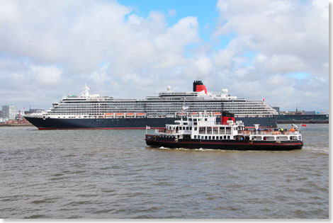 Die QUEEN VICTORIA ankert am Nachmittag des 25. Mai in der Mitte des River Mersey, die Flussfhre ROYAL IRIS dient ihr als Tender. 