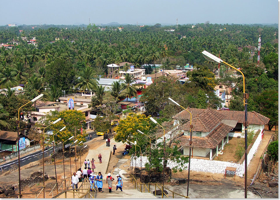 New Mangalore  Aufstieg zur Gomateshwara-Statue.