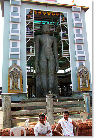 Vor dem Bahubali-Tempel erhebt sich dieser 80 Tonnen schwere und knapp 13 Meter hohe Steinkoloss von Gomateshwara.