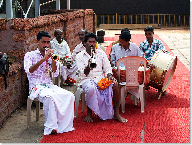 Traditionelle Musiker unterhalb der Gomateshwara-Statue.