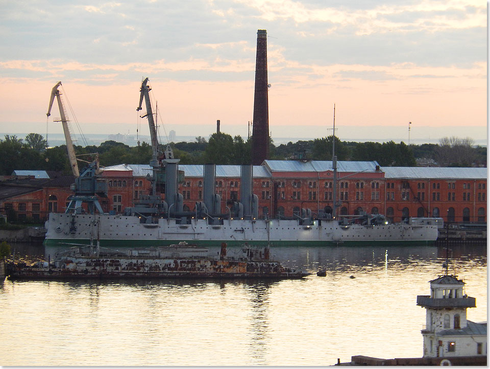 Der historische Panzerkreuzer AURORA vor Anker auf der Insel Kronstadt.