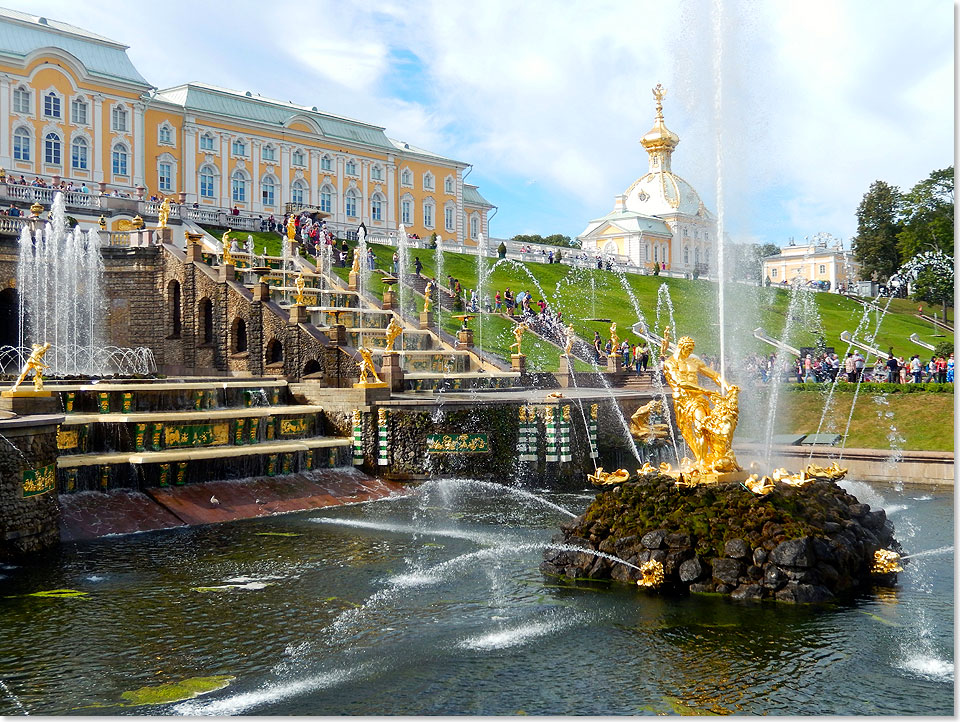 Der Peterhof mit seiner Brunnenanlage ist ein Besuchermagnet in Sankt Petersburg.