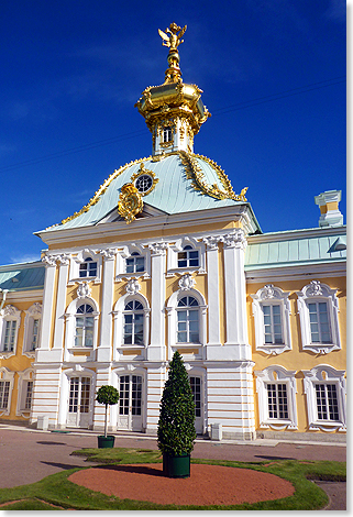 Unter Zarin Elisabeth I.  gab der Architekt Bartolomeo Rastrelli dem Groen Palast sein heutiges Gesicht.