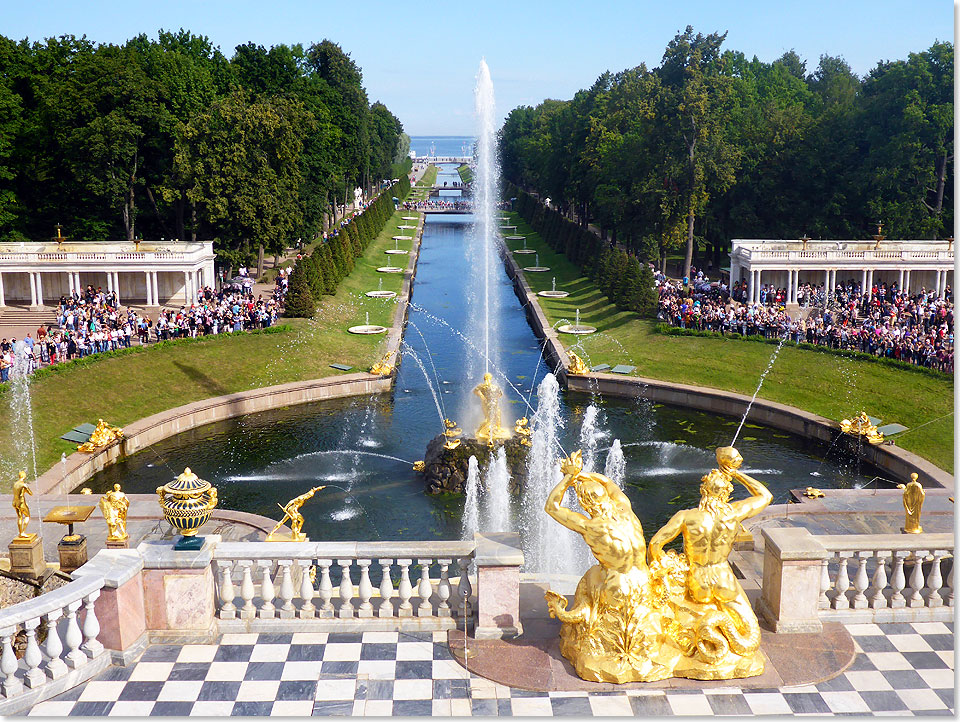 Die imposante Brunnenanlage des Peterhof mit Blick zum Finnischen Meerbusen.