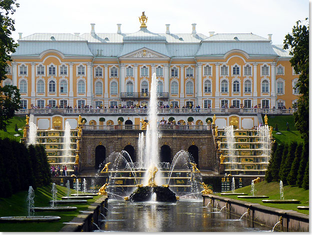 Die groe Kaskade  1735 zum Jahrestag der Schlacht von Poltawa erffnet  wird von 225 vergoldeten Skulpturen geschmckt.