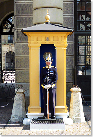 Wachsoldat vor dem kniglichen Schloss in Stockholm.