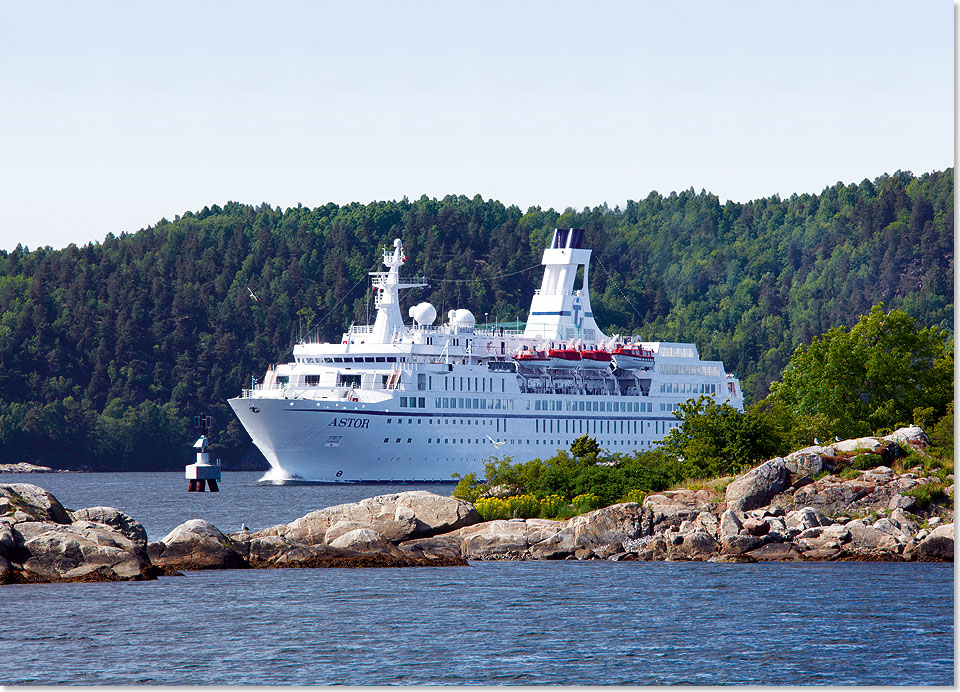 MS ASTOR im 118 Kilometer langen Oslofjord in Sdnorwegen. So wie hier wird die ASTOR auch auf dieser Reise tief ins Landesinnere fahren, z.B. die Themse hoch bis zum Seehafen von Tilbury, um den Gsten den Besuch von London zu ermglichen. 