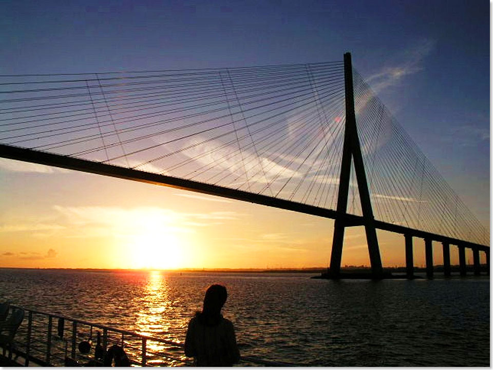 Sonnenaufgang hinter der Pont de Normandie – der Brücke über die Seine zwischen Le Havre und Honfleur.