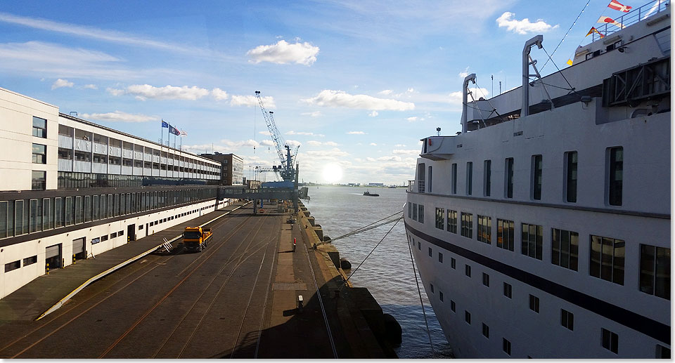 MS ASTOR liegt auslaufbereit an der Columbuskaje in Bremerhaven.