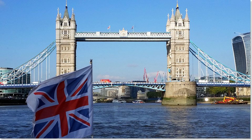Die Tower Bridge vorraus – eines der Wahrzeichen Londons.