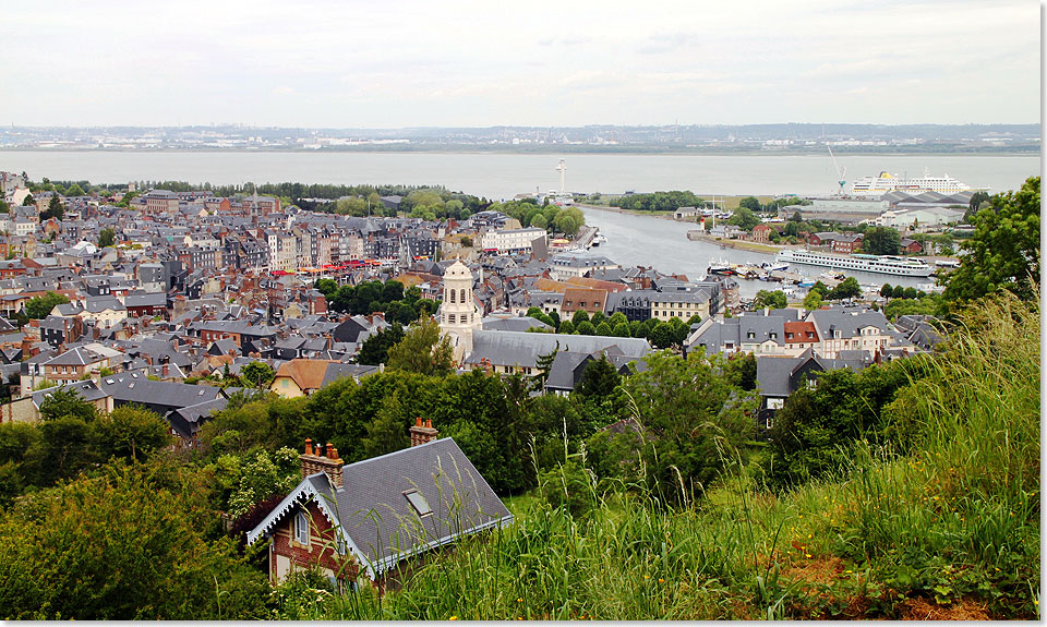 Panorama-Blick ber Honfleur und die Seine.