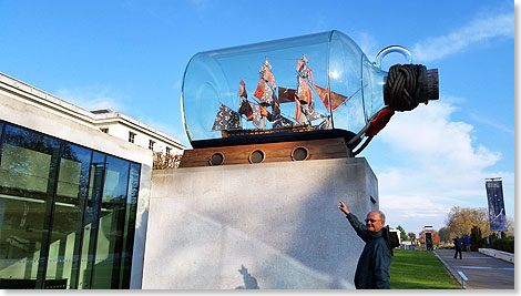 Das grte Buddelschiff der Welt, die VICTORY vor dem Maritime Museum.