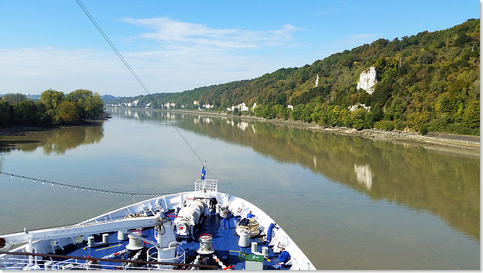 Highlight des Auslauftages: die sechsstndige Flussfahrt die Seine abwrts. Bei fantastischem Wetter am Tag der deutschen Einheit. Begangen mit Freibier.